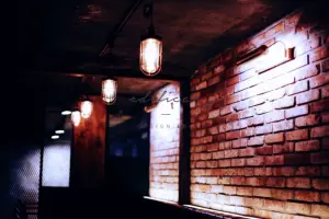 적벽돌과 빈티지 조명이 만든 무디한 카페 바쿠스